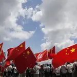 Hongkoneses pro China celebran la ley de seguridad nacional
