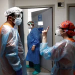 Dos sanitarios conversan en una de las unidades de hospitalización con pacientes con Covid en el área de medicina interna del Hospital Gregorio Marañón de Madrid