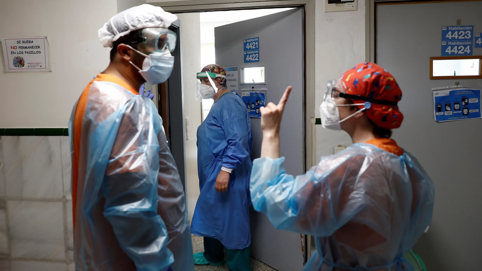 Dos sanitarios conversan en una de las tres unidades de hospitalización con pacientes con Covid aún operativas en el área de medicina interna del Hospital Gregorio Marañón de Madrid