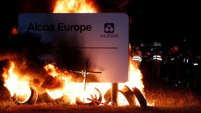 Trabajadores de Alcoa se manifiestan días atrás en los alrededores de la fábrica de San Ciriaco, que la multinacional estadounidense pretende cerrar