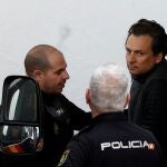 Emilio Lozoya (dcha.), tras ser detenido en Marbella por la Policía española en febrero de 2020