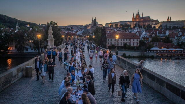 checos celebran el fin de las restricciones con una cena en el medieval Puente de Carlos