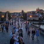 checos celebran el fin de las restricciones con una cena en el medieval Puente de Carlos