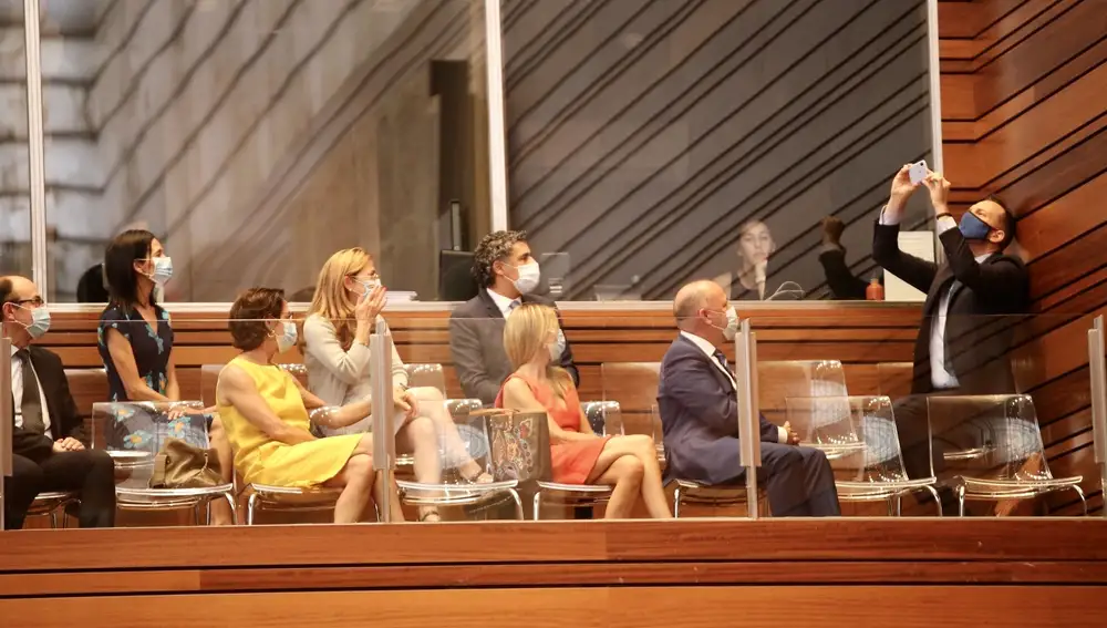 Tribuna de personalidades durante el Debate