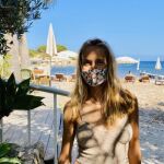 Vanesa Lorenzo en Ibiza con la mascarilla más sostenible.