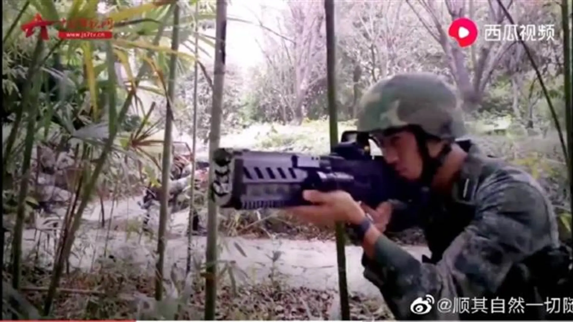 Un soldado chino apunta con el prototipo