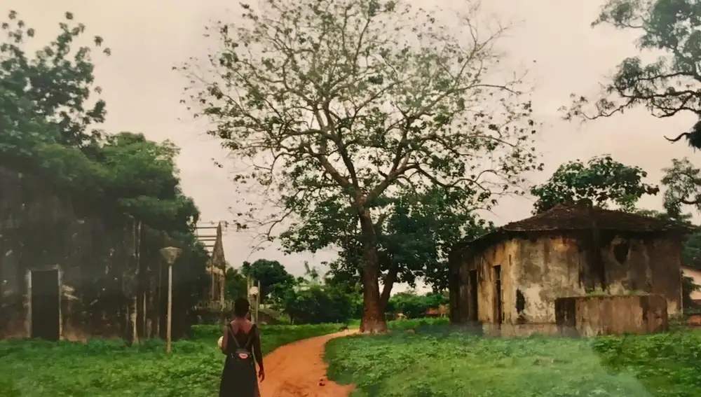 Una niña vuelve a casa después de las clases, paseando entre las ruinas de Bolama.