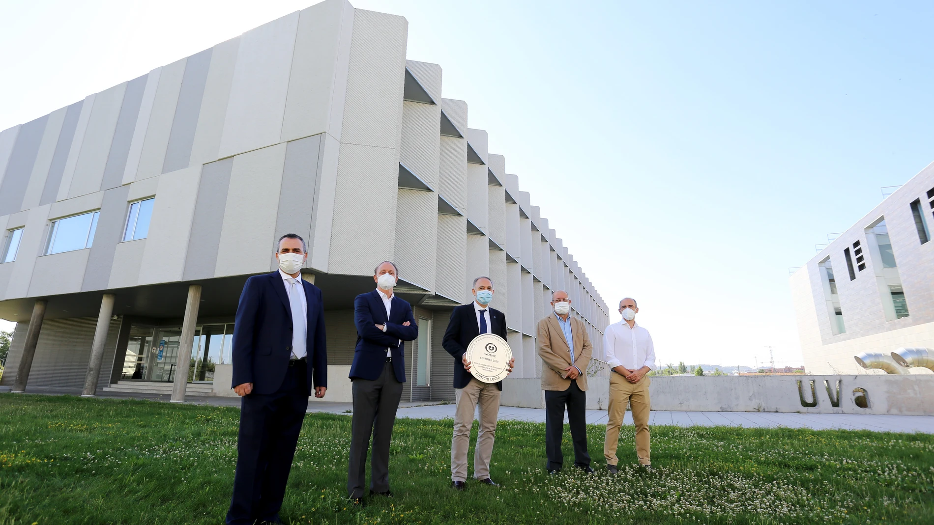 El edificio LUCIA de la Universidad de Valladolid recibe el certificado internacional WOSHIE de protección contra el contagio de virus, el primero del mundo. Asisten, el rector de la UVa, Antonio Largo; el director técnico de WOSHIE, Rafael Díez; y el vicepresidente de la Junta, Francisco Igea; entre otros