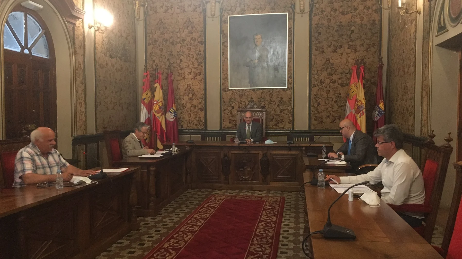 El presidente de la Diputación de Salamanca, Javier Iglesias, preside el Pleno de la institución