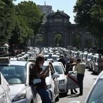 Miles de taxistas participan en una manifestación convocada este martes en Madrid