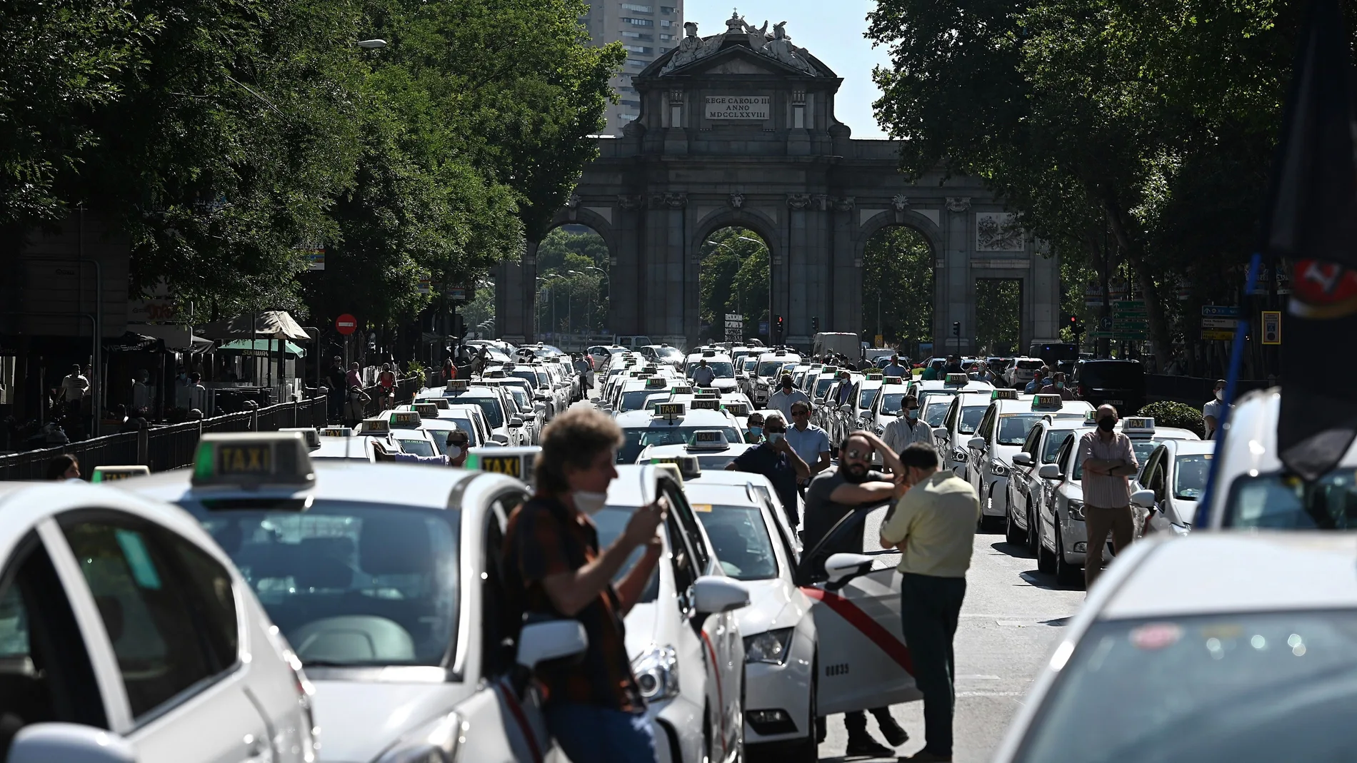 Miles de taxistas participan en una manifestación convocada este martes en Madrid