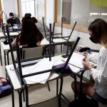 Varios estudiantes en un aula en el IES Simone Veil de Paracuellos del Jarama, Madrid, reciben clases de refuerzo de cara a las pruebas de la EBAU los días 6, 7, 8 y 9 de julio. EFE/