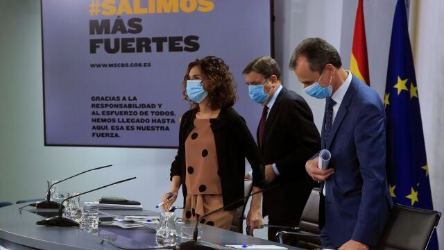 La ministra de Hacienda, María Jesús Montero (i) junto con el ministro de Agricultura, Luis Planas (c) y el ministro de Ciencias, Pedro Duque (d) durante la rueda de prensa tras el Consejo de Ministros celebrado en la Moncloa