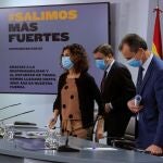 La ministra de Hacienda, María Jesús Montero (i) junto con el ministro de Agricultura, Luis Planas (c) y el ministro de Ciencias, Pedro Duque (d) durante la rueda de prensa tras el Consejo de Ministros celebrado en la Moncloa