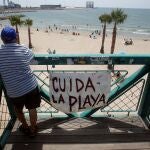 Vista de la playa de San Gabriel al sur de la ciudad de Alicante, una de las galardonadas por Ecologistas en Acción con sus simbólicas banderas negras en 2020