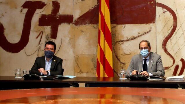 GRAFCAT8768. BARCELONA, 30/06/2020.- El presidente de la Generalitat, Quim Torra, y su vicepresidente, Pere Aragonés (i), durante la reunión semanal del gobierno catalán que se ha celebrado este martes. EFE/Toni Albir