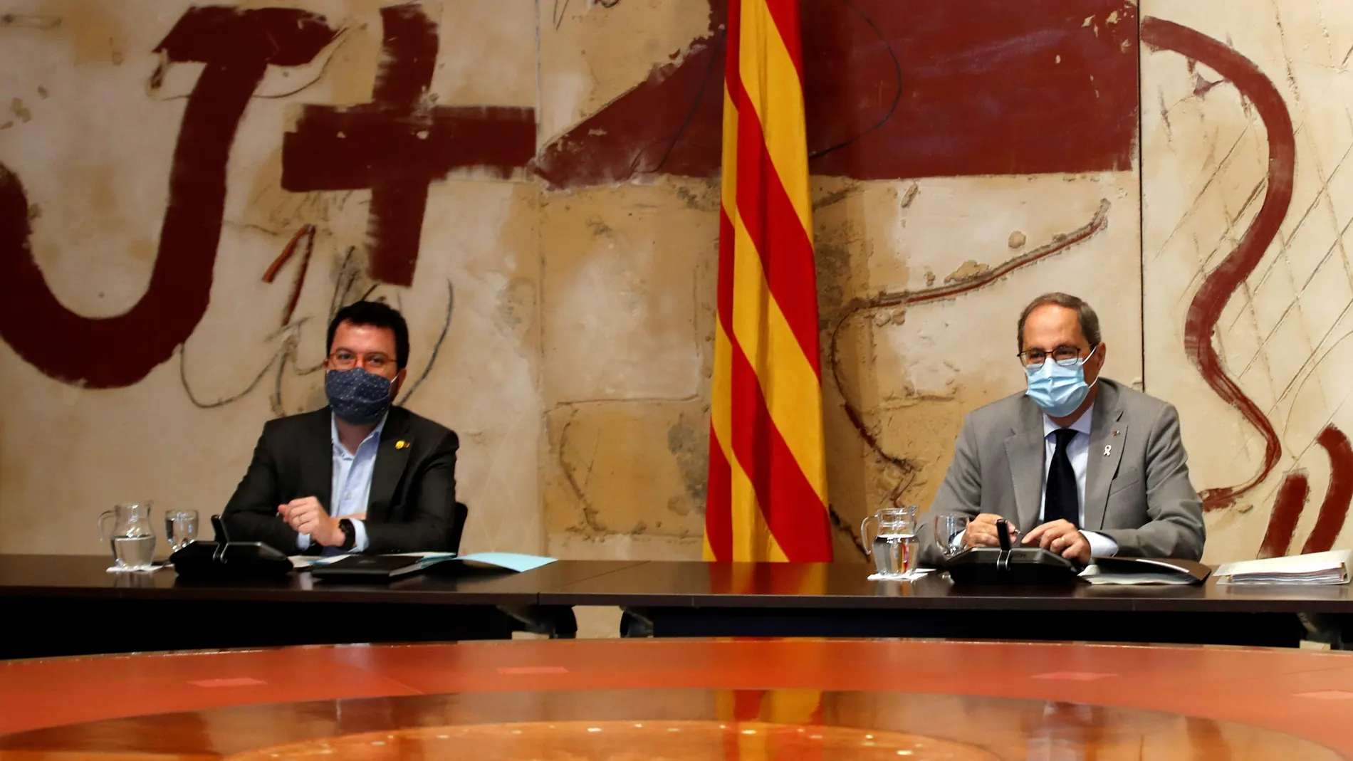 GRAFCAT8768. BARCELONA, 30/06/2020.- El presidente de la Generalitat, Quim Torra, y su vicepresidente, Pere Aragonés (i), durante la reunión semanal del gobierno catalán que se ha celebrado este martes. EFE/Toni Albir