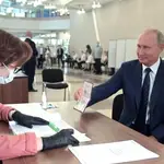 El presidente de Rusia, Vladimir Putin, vota en el referéndum constitucional sin guantes ni mascarillasPRESIDENCIA DE RUSIA01/07/2020