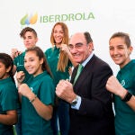 Ignacio Galán, presidente de Iberdrola con un grupo de deportistas