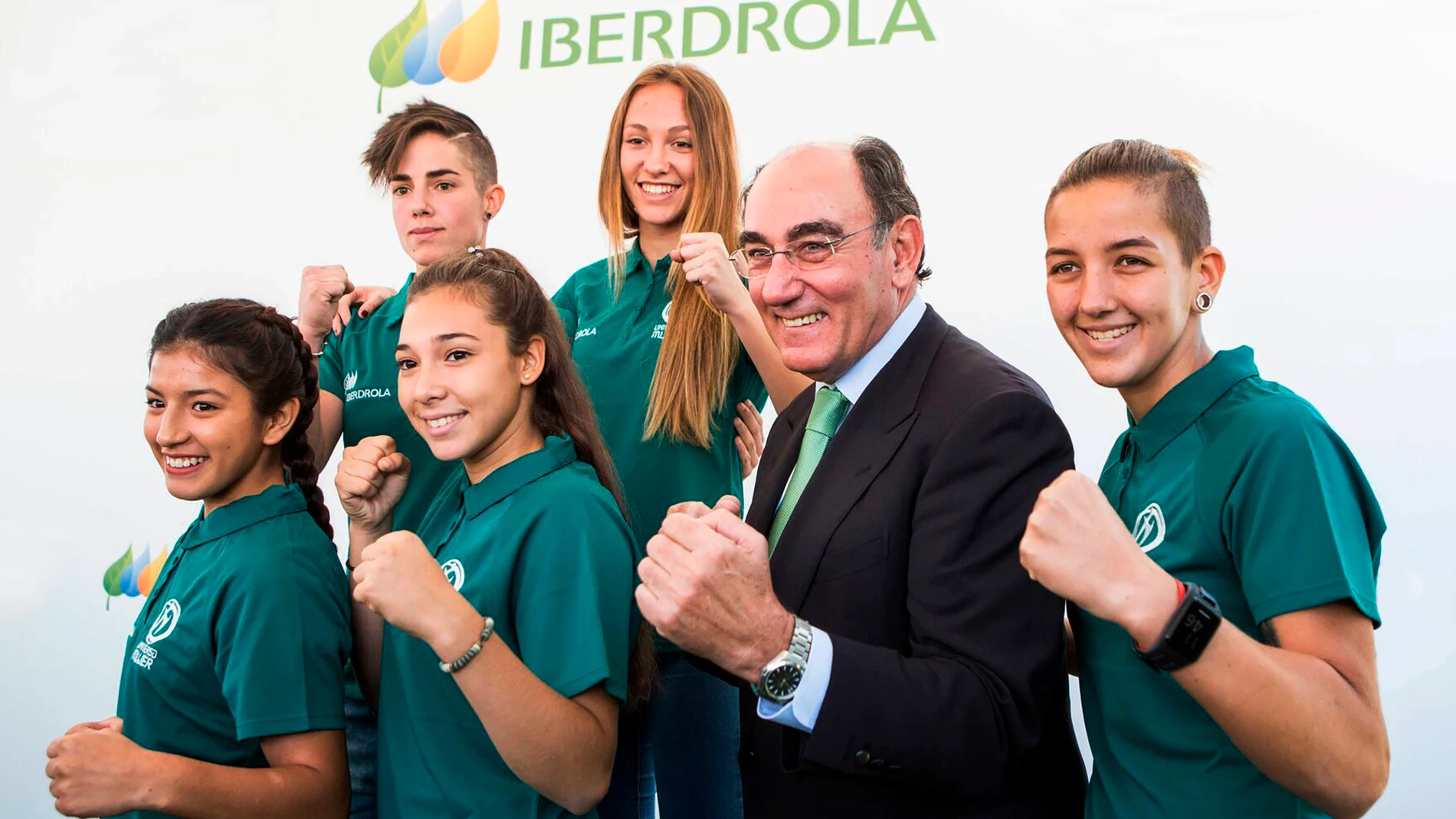 Ignacio Galán, presidente de Iberdrola con un grupo de deportistas