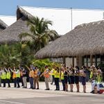 AME001. PUNTA CANA (REPÚBLICA DOMINICANA), 01/07/2020.- Trabajadores del aeropuerto reciben a un avión de la aerolínea Jet Blue procedente de Nueva York, Estados Unidos, que aterriza como el primer vuelo internacional en llegar este miércoles al Aeropuerto Internacional de Punta Cana (R.Dominicana), luego que las autoridades dominicanas emitieran el protocolo de actividades turísticas que entrará en vigor desde hoy, con la reapertura de los hoteles, que entre otras medidas deja a los adultos la opción de colocarse mascarillas en las playas y las desaconseja para los niños. La reapertura en medio de la pandemia del coronavirus, que va de la mano con el reinicio de los vuelos internacionales desde y hacia el país, limita a un 30 % la ocupación en los hoteles de más de 500 habitaciones durante julio, la aumenta a un 50 % en agosto y a un 75 % en diciembre. EFE/ Francesco Spotorno