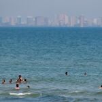 Un gran número de personas se refresca en las aguas de la playa de la Malvarrosa