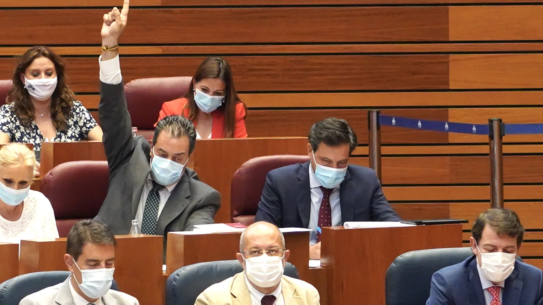 Fernández Mañueco, Igea e Ibáñez durante un momento del pleno en el que el popular Salvador Cruz pide la palabra