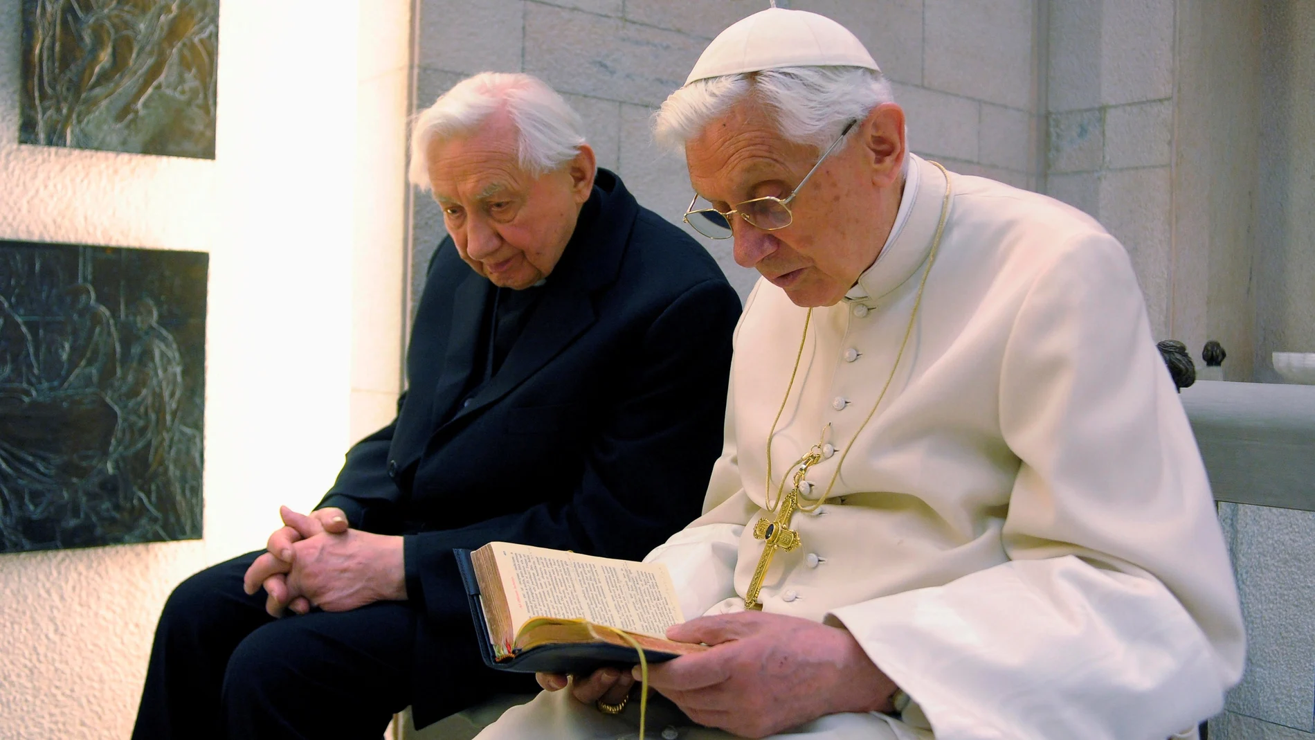 FILE PHOTO: Pope Benedict XVI prays with his brother Mons. Georg Ratzinger in his private chapel at the Vatican