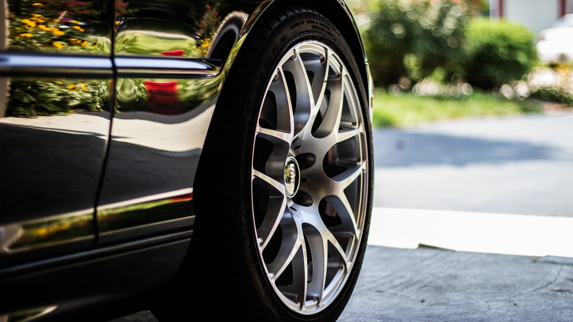 El mantenimiento de los neumáticos en verano es fundamental para nuestra seguridad y para el correcto funcionamiento del vehículo, especialmente durante los meses de estío
