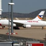 Vista del primer avión de Iberia que ha tomado tierra en el aeropuerto de Ciudad Real, este miércoles. La compañía Iberia ha comenzado hoy a aparcar aviones en el aeropuerto de Ciudad Real, con el fin de ahorrar coste en este periodo de reducción de vuelos debido al cierre de fronteras y a la caída de la demanda.