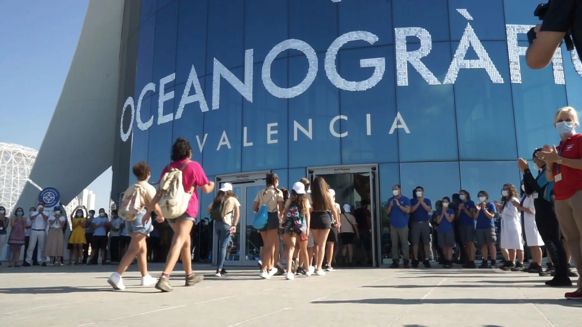 Alumnos alojados en el Albergue de Olocau han sido los primeros en entrar esta mañana a l'Oceanogràfic