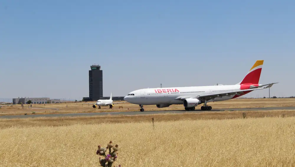 Avión de Iberia tomando tierra en el aeropuerto de Ciudad Real
