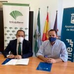 El director territorial de Unicaja Banco en Málaga, Agustín Sánchez, y el concejal de Fomento del Empleo del Ayuntamiento de la capital malagueña, Luis Verde