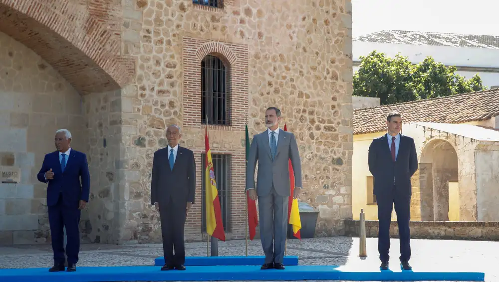 El presidente del Gobierno, Pedro Sánchez (d), el rey Felipe VI (2d), junto con presidente portugués Marcelo Rebelo de Sousa (2i) y el primer ministro luso Antonio Costa (i) posan para la foto de familia a su llegada al acto oficial de la reapertura de la fronteras entre España y Portugal en Badajoz