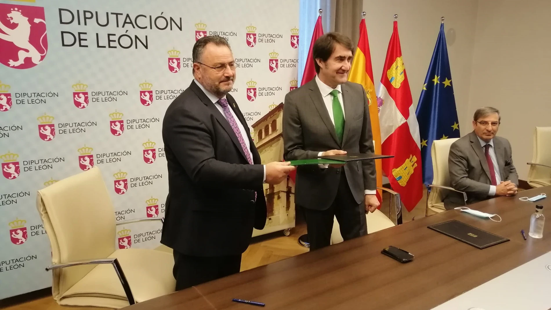 El consejero de Fomento y Medio Ambiente, Juan Carlos Suárez-Quiñonez, y el presidente de la Diputación de León, Eduardo Morán, durante la firma del convenio