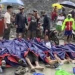 Los servicios de rescate apilan los cuerpos de los fallecidos en la mina birmana de Hpakant
