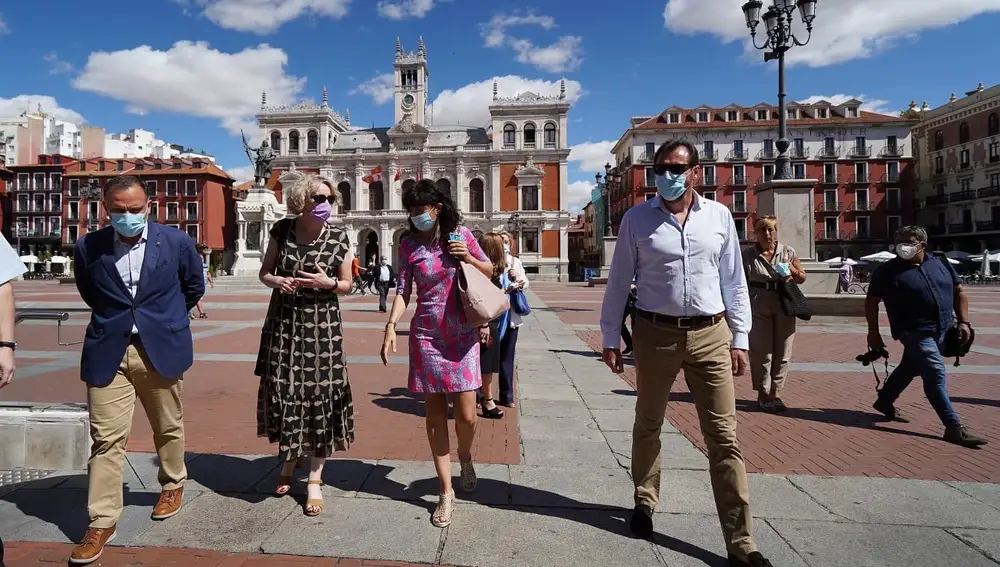 El alcalde de Valladolid, Óscar Puente, recorre junto a la embajadora de Irlanda, Síle Maguire, la Plaza Mayor de la ciudad acompañados por la concejala de Cultura y Turismo, Ana Redondo