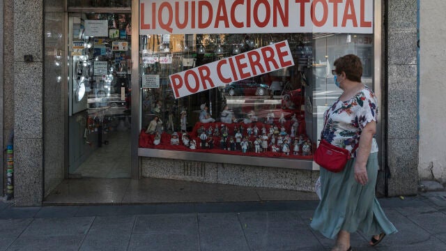 Local en Madrid con carteles de "liquidación por cierre"