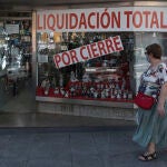 Local en Madrid con carteles de "liquidación por cierre"