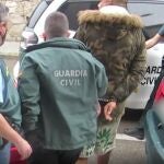Imagen de un detenido durante la operación de la Guardia Civil contra el menudeo de droga en la localidad de Pinto (Foto: Guardia Civil)