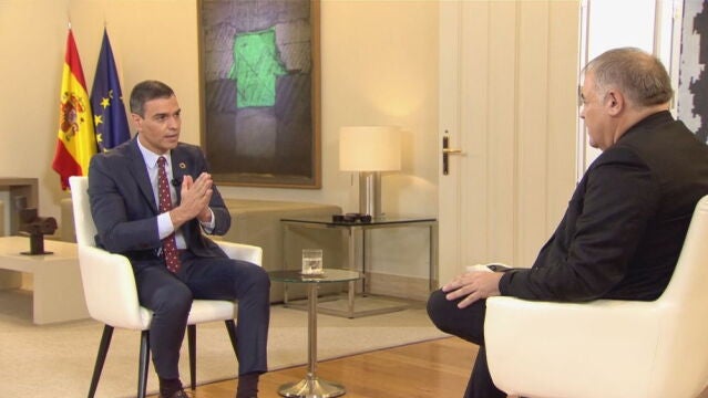 El presidente del Gobierno, Pedro Sánchez, y el presentador de «Al Rojo Vivo», Antonio García Ferreras, durante un momento de la entrevista ayer en La Sexta