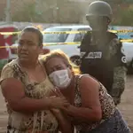 Una mujer llora por la muerte de su familiar en el centro de desintoxicación de estado mexicano