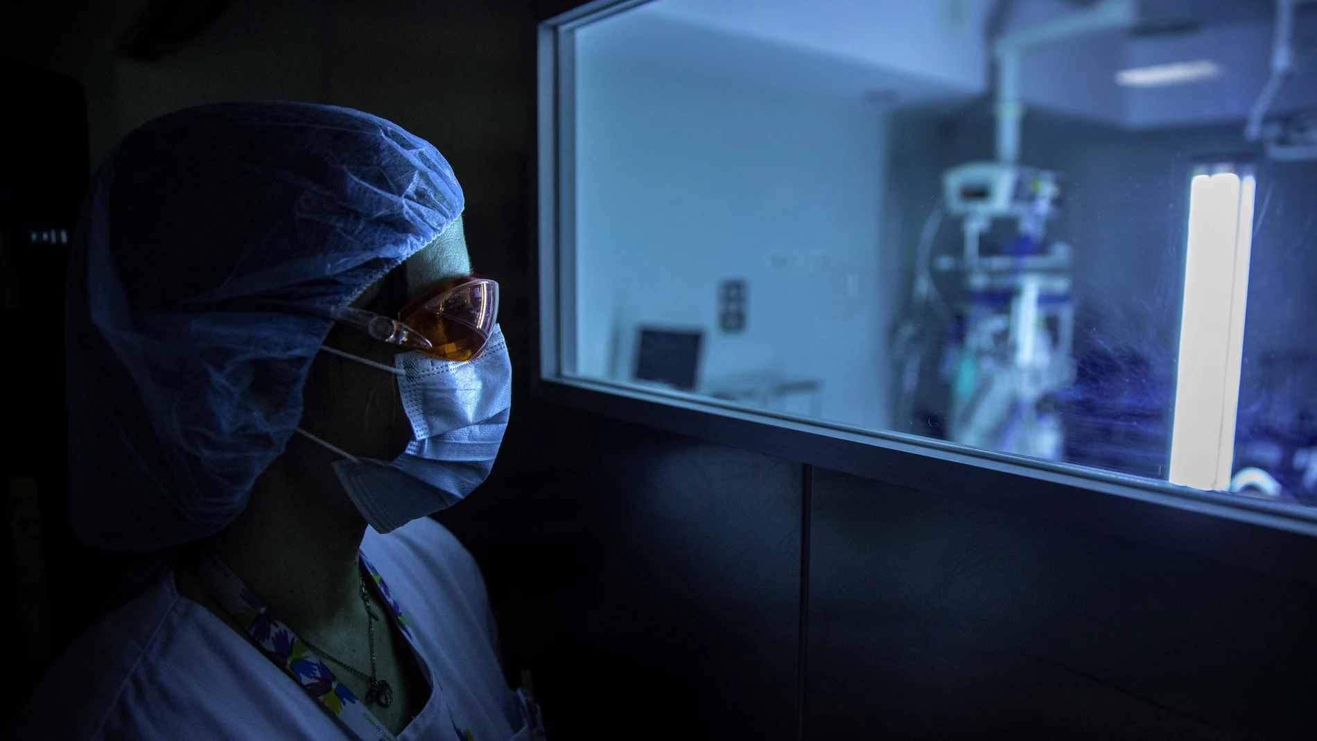 Una sanitaria observa un dispositivo de luz ultravioleta en el Hospital de Fuenlabrada