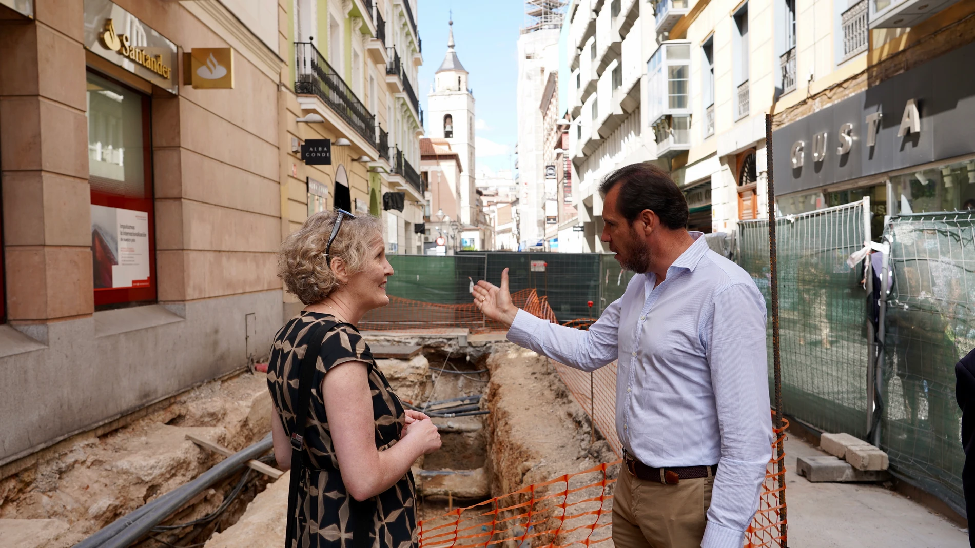 El alcalde de Valladolid, Óscar Puente, visita junto a la embajadora de Irlanda, Síle Maguire, las excavaciones llevadas a cabo en la calle Constitución para localizar los restos de Red Hugh O''Donell