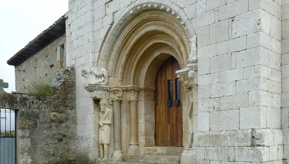 Portada de la Ermita de San Pantaleón, Valle de Losa, Burgos.