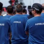 Trabajadores de Airbus hoy, en una reunión con los sindicatos en la planta francesa de Montoir-de-Bretagne
