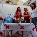 Entrega de cestas de alimentos a personas mayores por parte de Cruz Roja y el Ayuntamiento de Valencia