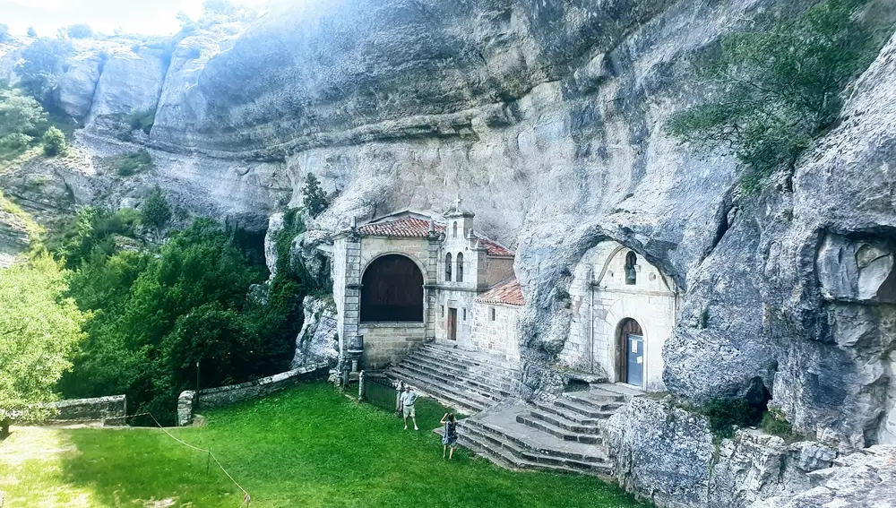 Imagen del exterior de la Ermita de San Tirso y San Bernabé.