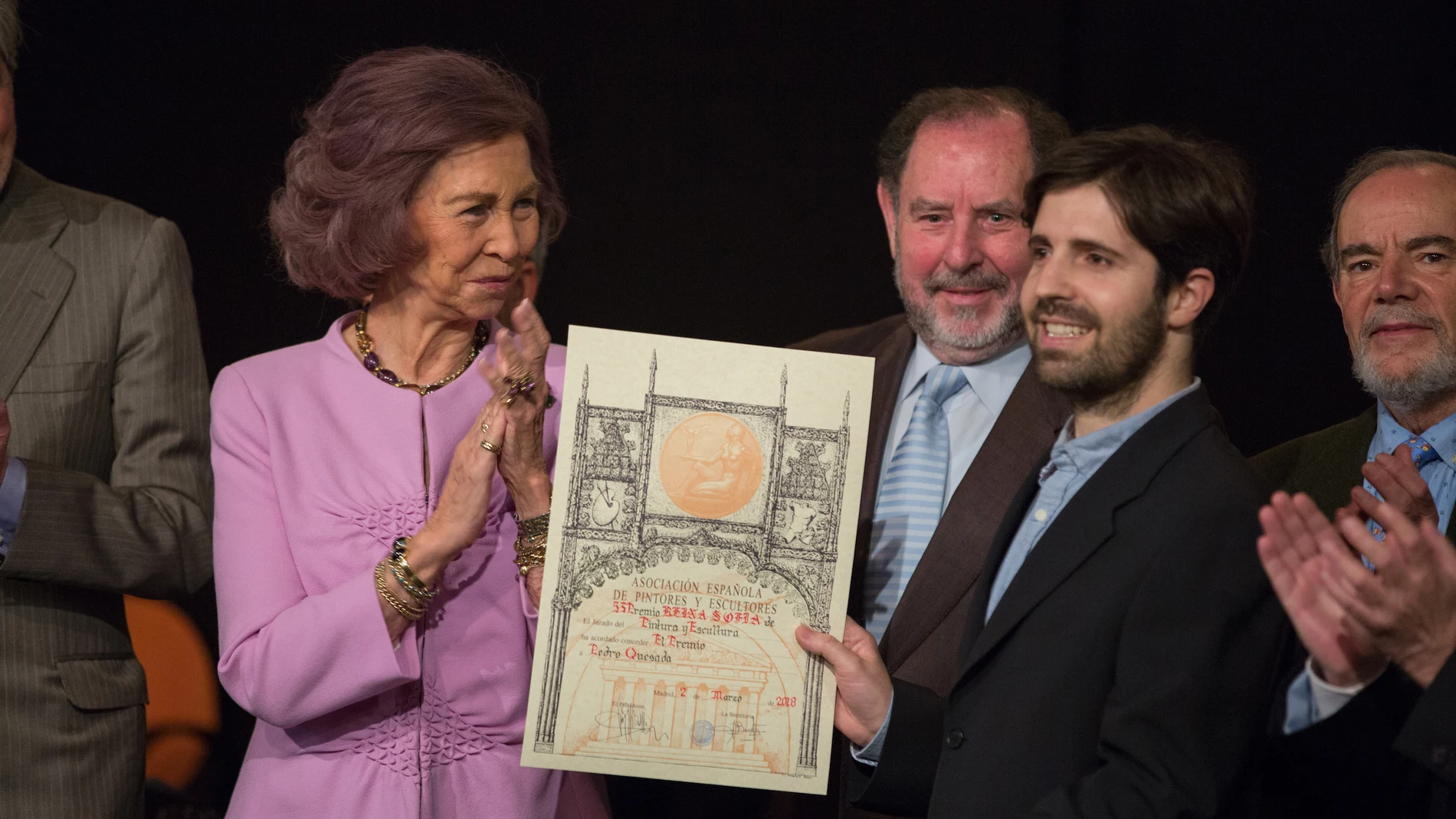El artista recogiendo hace dos años el premio de manos de SM la Reina Doña Sofía.
