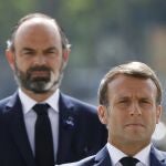 El primer ministro francés, Edouard Philippe, en un segundo plano por detrás del presidente Macron